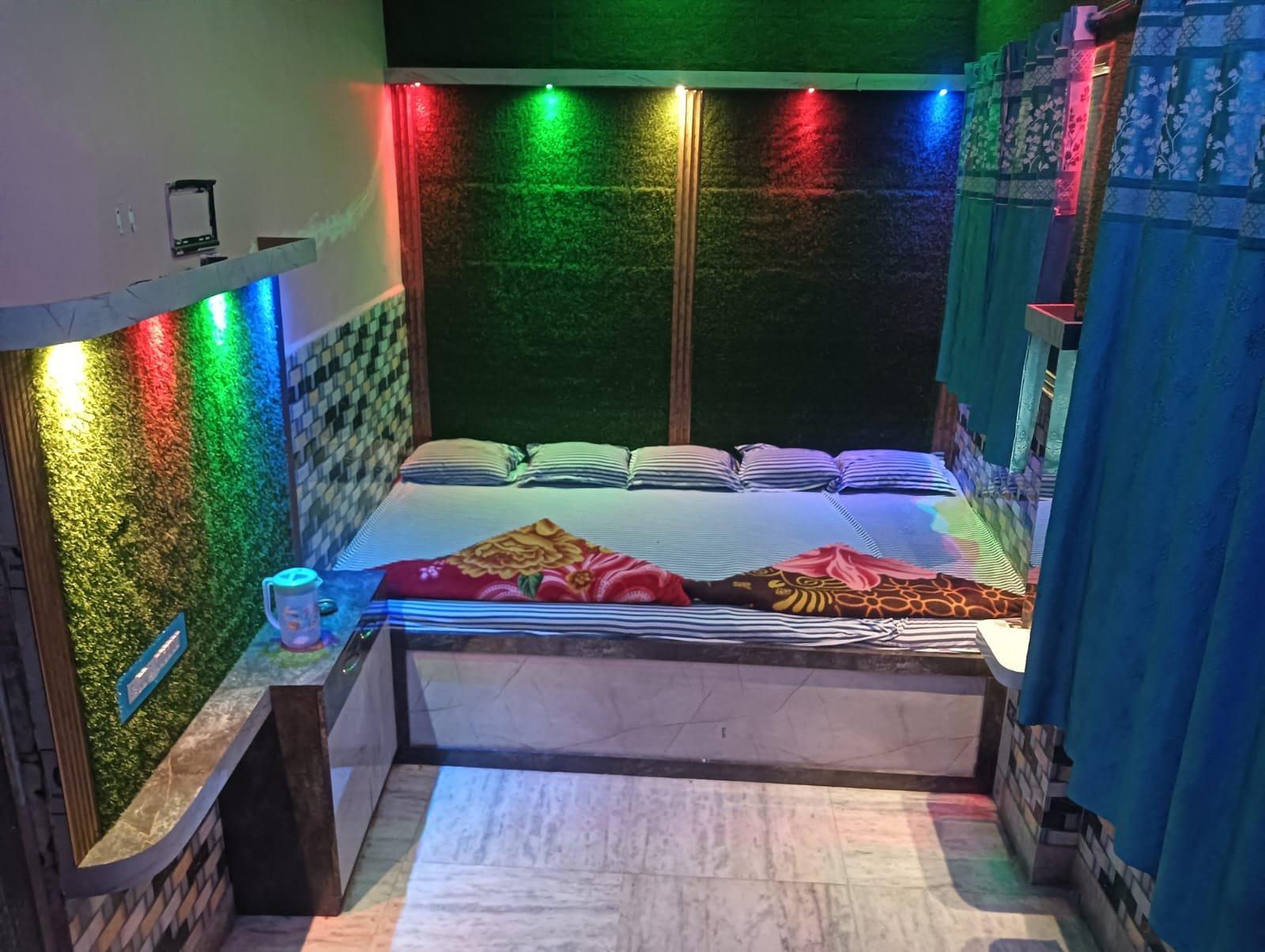 EIGHT BED NON A/C